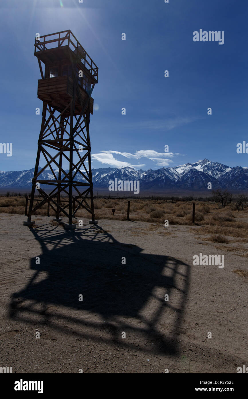 Ein Wachturm in Manzanar war Relocation Center, in denen die japanische Amerikaner an der Manzanar National Historic Site in der Nähe von Unabhängigkeit, CA inhaftiert wurden. Stockfoto
