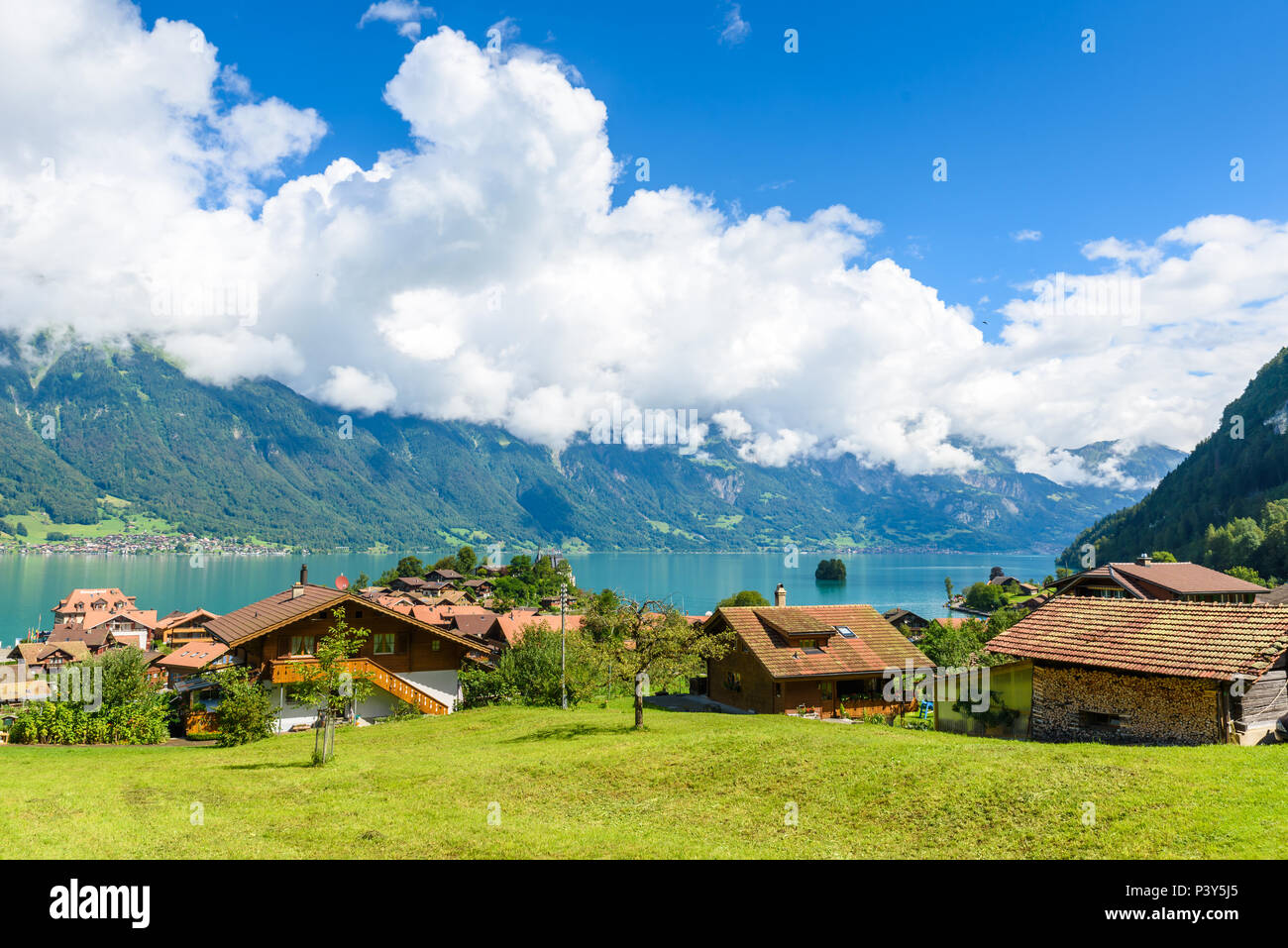 Dorf Iseltwald Am Brienzersee See In Den Alpen In Interlaken Schweiz dorf-iseltwald-am-brienzersee-see-in-den-alpen-in-interlaken-schweiz