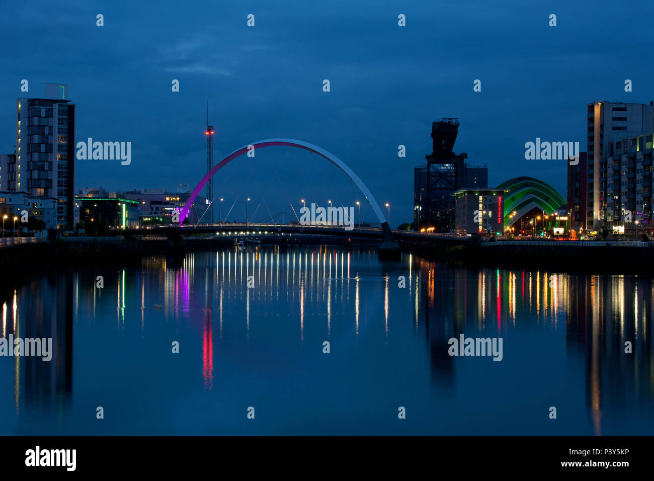 Clyde Arc bei Nacht, Glasgow, Vereinigtes Königreich Stockfoto
