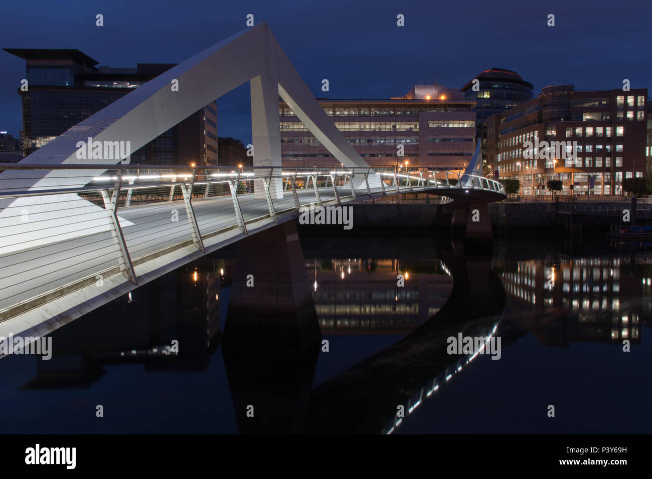 Tradeston Bridge bei Nacht, Glasgow, Vereinigtes Königreich Stockfoto
