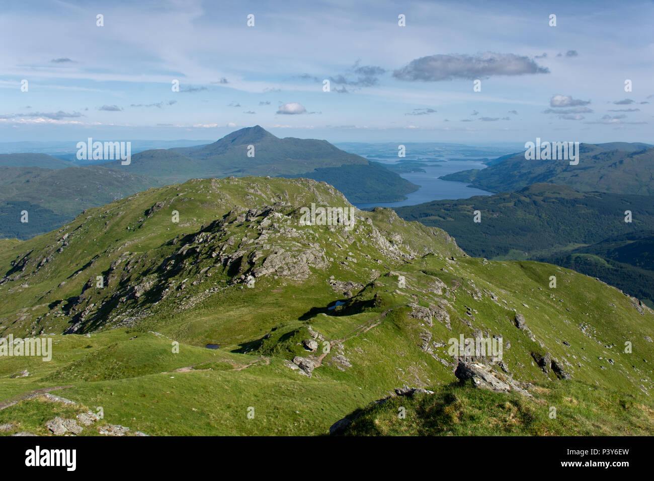 Blick auf Loch Lomond und Ben Lomond von Ben Vorlich, Vereinigtes Königreich Stockfoto