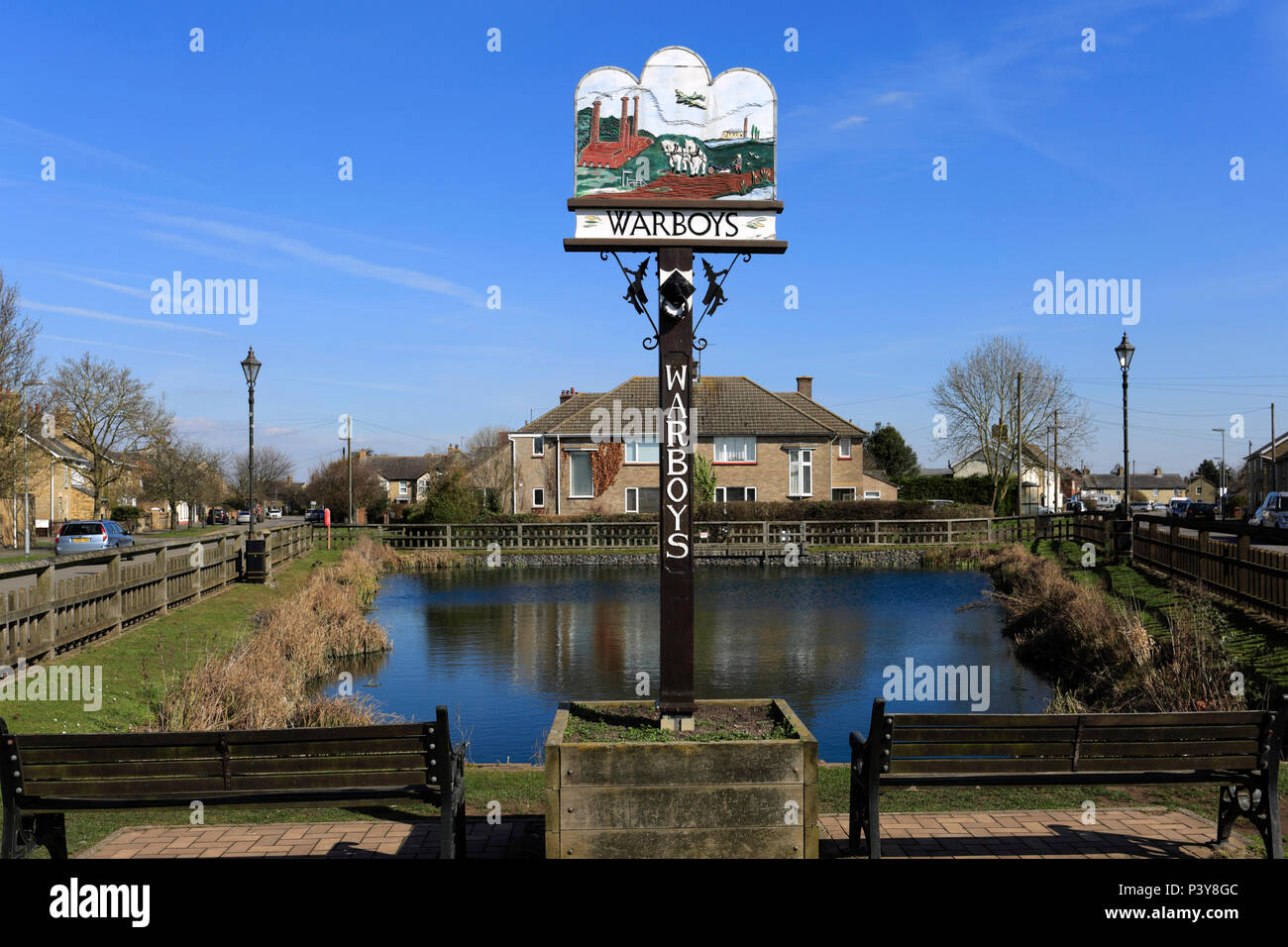 Das Dorf unterzeichnen und Teich, Warboys Stadt, Cambridgeshire, England, Großbritannien Stockfoto