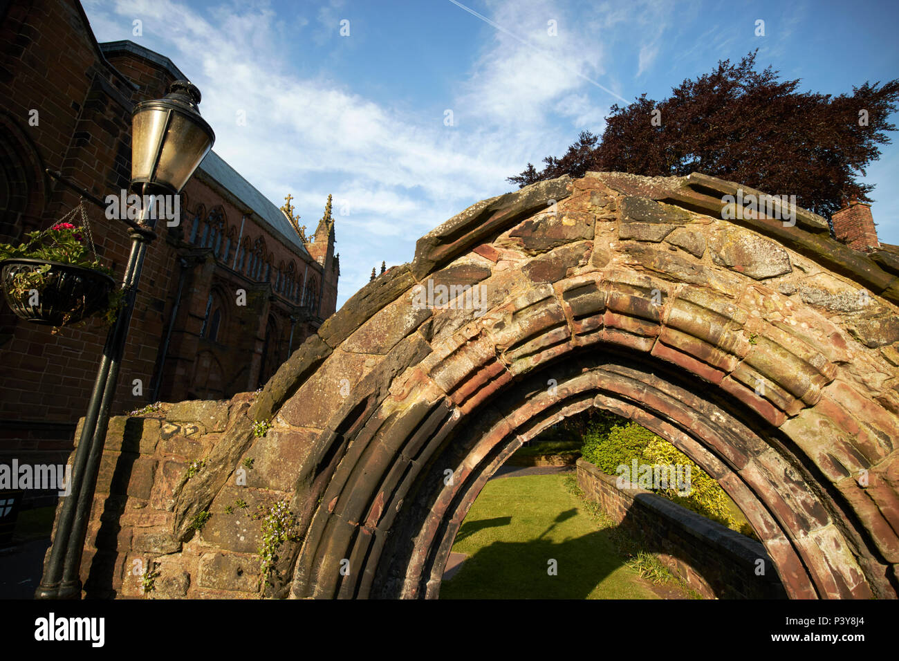 Alte prunkvolle Bogenfenster Teil des früheren Klosters auf dem Gelände des Carlisle Cumbria England Großbritannien Stockfoto