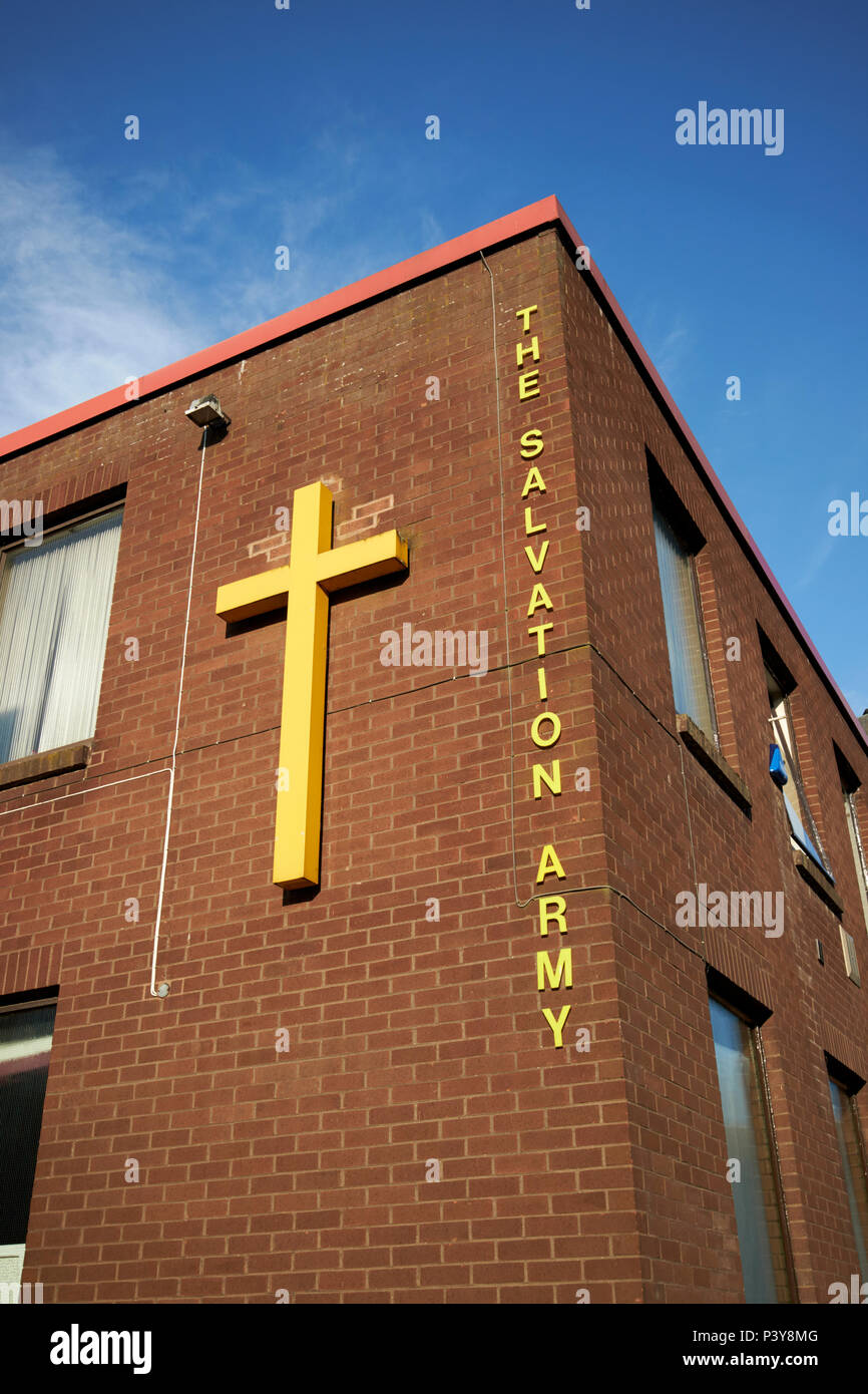 Zeichen für die Heilsarmee Kirche mit gelben Kreuz Carlisle Cumbria England Großbritannien Stockfoto