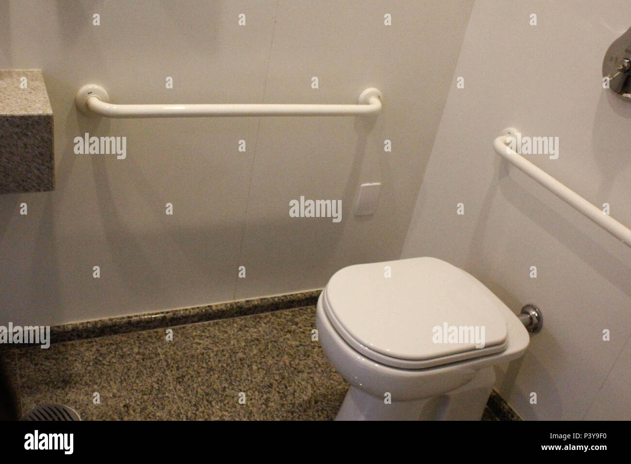Banheiro adaptado para deficiencia portador de física ou deficiente. Stockfoto