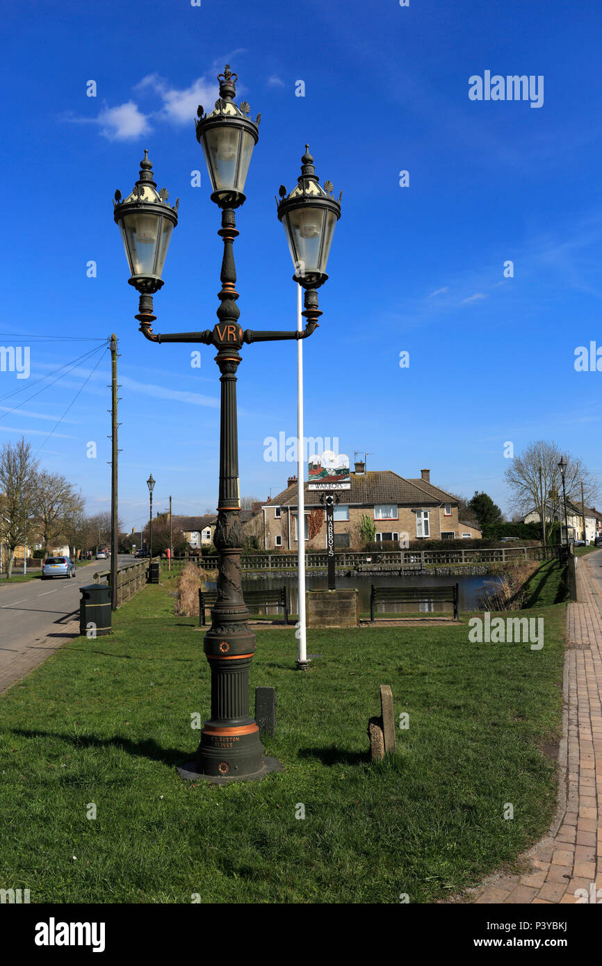 Das Dorf unterzeichnen und Teich, Warboys Stadt, Cambridgeshire, England, Großbritannien Stockfoto