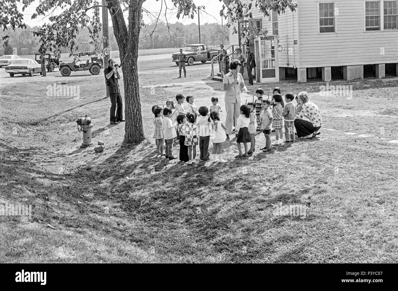 FORT SMITH, AR, USA - 10. AUGUST 1975 -- Lehrer bereit, eine Klasse von sehr jungen vietnamesischen Flüchtlingskinder für Präsidenten Gerald Ford. Der Präsident wird an der neuen Vietnamesischen Flüchtlingslager am Fort Chaffee, AR im Süden Vietnamesische Flüchtlinge in die Vereinigten Staaten von Amerika willkommen zu heißen. Stockfoto