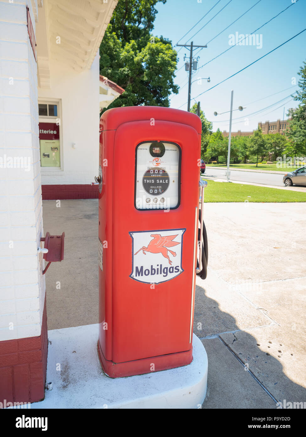 LITTLE ROCK, AK, USA - 30. Mai 2018: Vintage Mobil Gas Pumpe über die Straße von Little Rock Central High School, Teil einer Nation Stockfoto