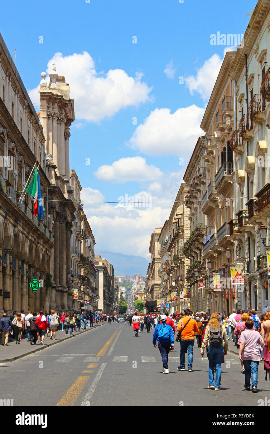 CATANIA, ITALIEN - 8. Mai 2018: Menschen gehen auf der Via Etnea zentralen Straße von Catania Stockfoto