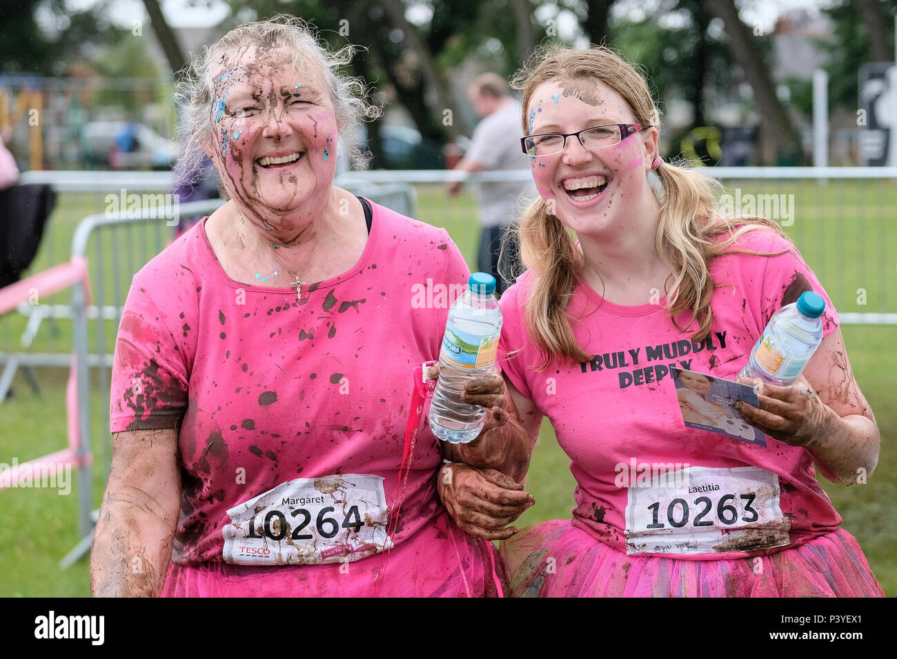 Liebe Kolleginnen die Teilnahme an einem 'Muddy 5 k'Fun Run zugunsten der Krebsforschung Großbritannien Stockfoto
