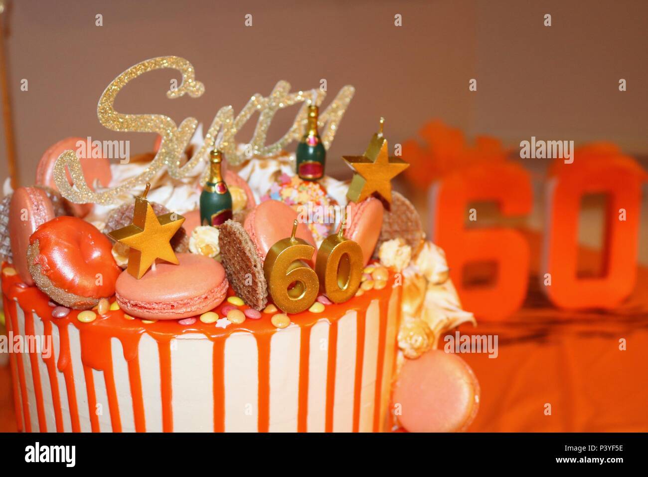 60 Geburtstag Kuchen Mit Keksen Und Orange Dekorationen Und 60 In Orange Die Hinter Dem Stockfotografie Alamy