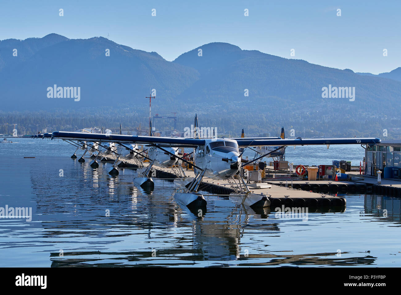 Harbour Air Wasserflugzeuge de Havilland Canada DHC-3-T Turbo Otter Flotte in den Hafen von Vancouver Flug Centre, Vancouver, BC, Kanada. Stockfoto