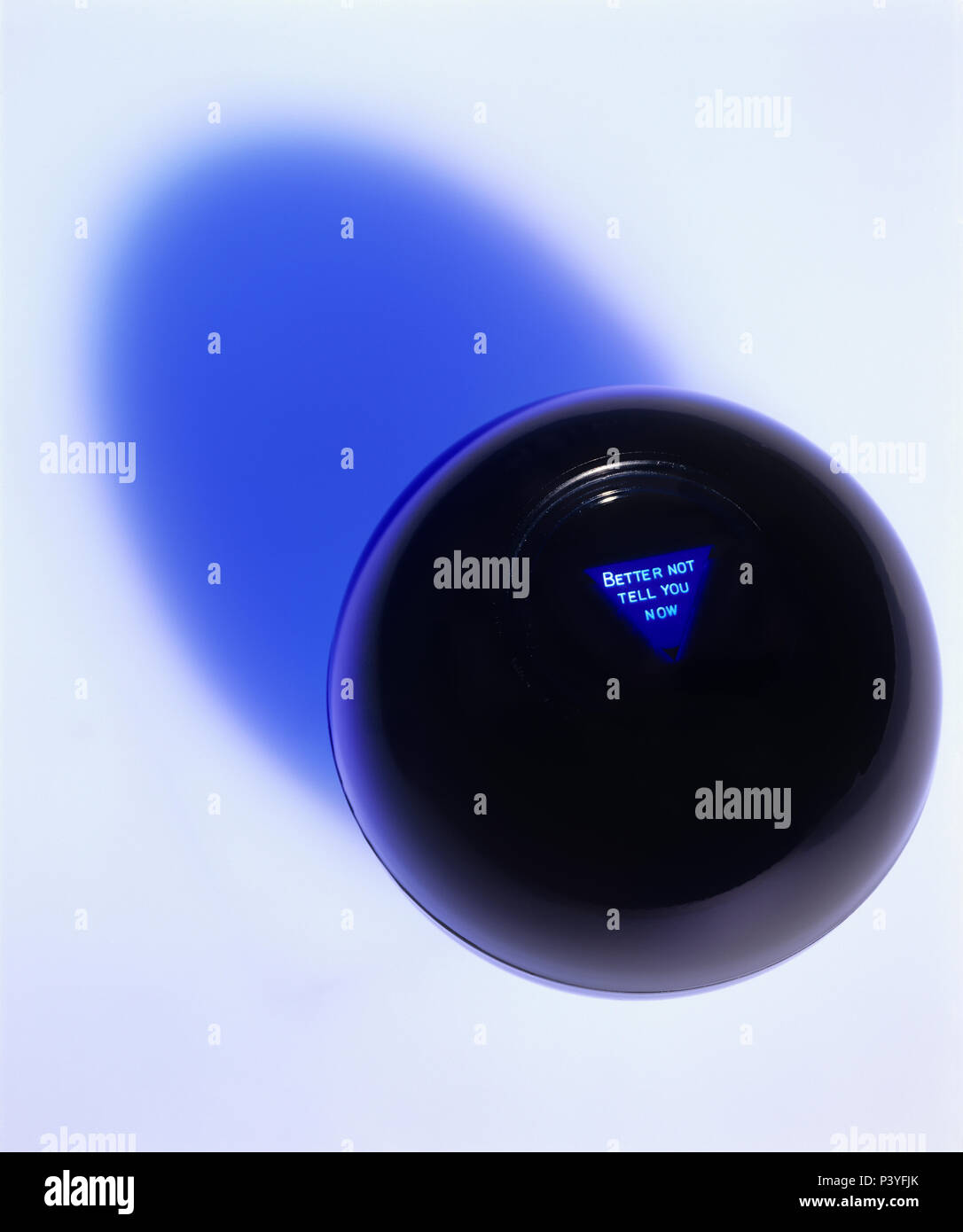 Die klassische und originelle Magic Eight Ball Spielzeug oder Spiel Stockfoto