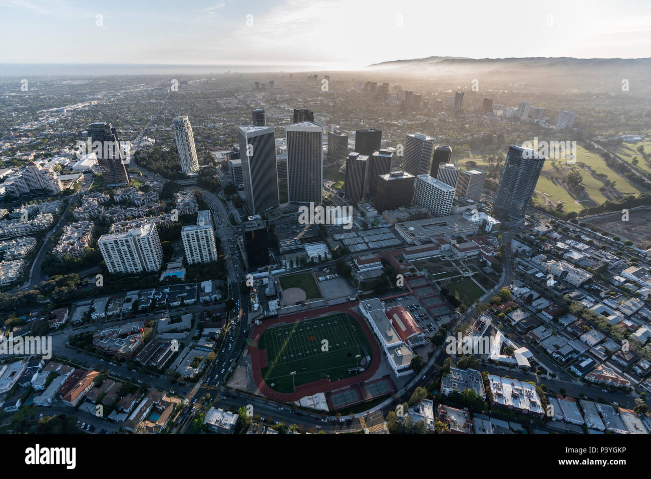 Los Angeles, Kalifornien, USA - 18. April 2018: Nachmittag Luftaufnahme von Century City, Beverly Hills High School und an der pazifischen Küste in LA Stockfoto