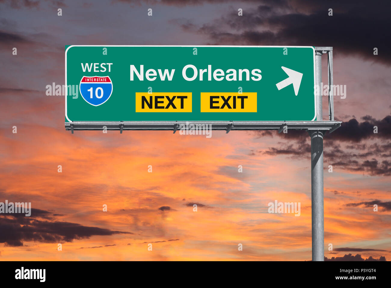New Orleans Louisiana Route 10 Freeway nächste Ausfahrt mit Sonnenuntergang Himmel. Stockfoto