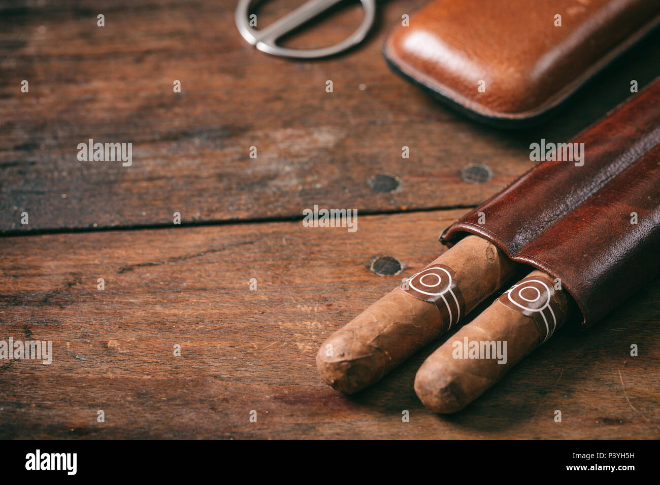 Kubanische Zigarren in einer Ledertasche auf hölzernen Hintergrund Kopie Raum Stockfoto