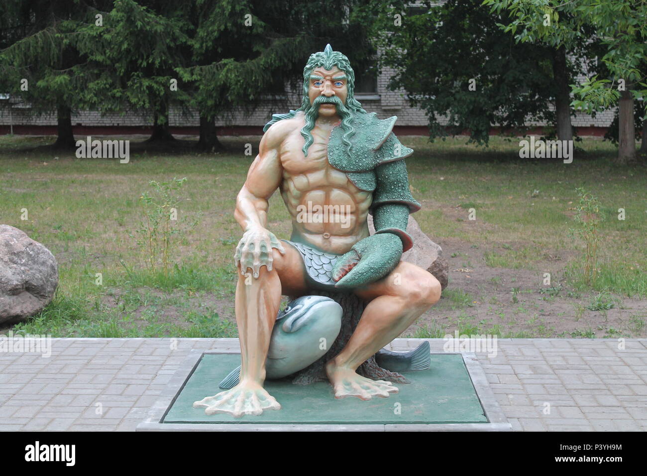 Skulptur Von Konig Der See Starker Mann Mit Flossen An Den Fussen Und Klaue Auf Der Einen Seite Ruhe Auf Stein Symbol Der Wasserkraft Stockfotografie Alamy