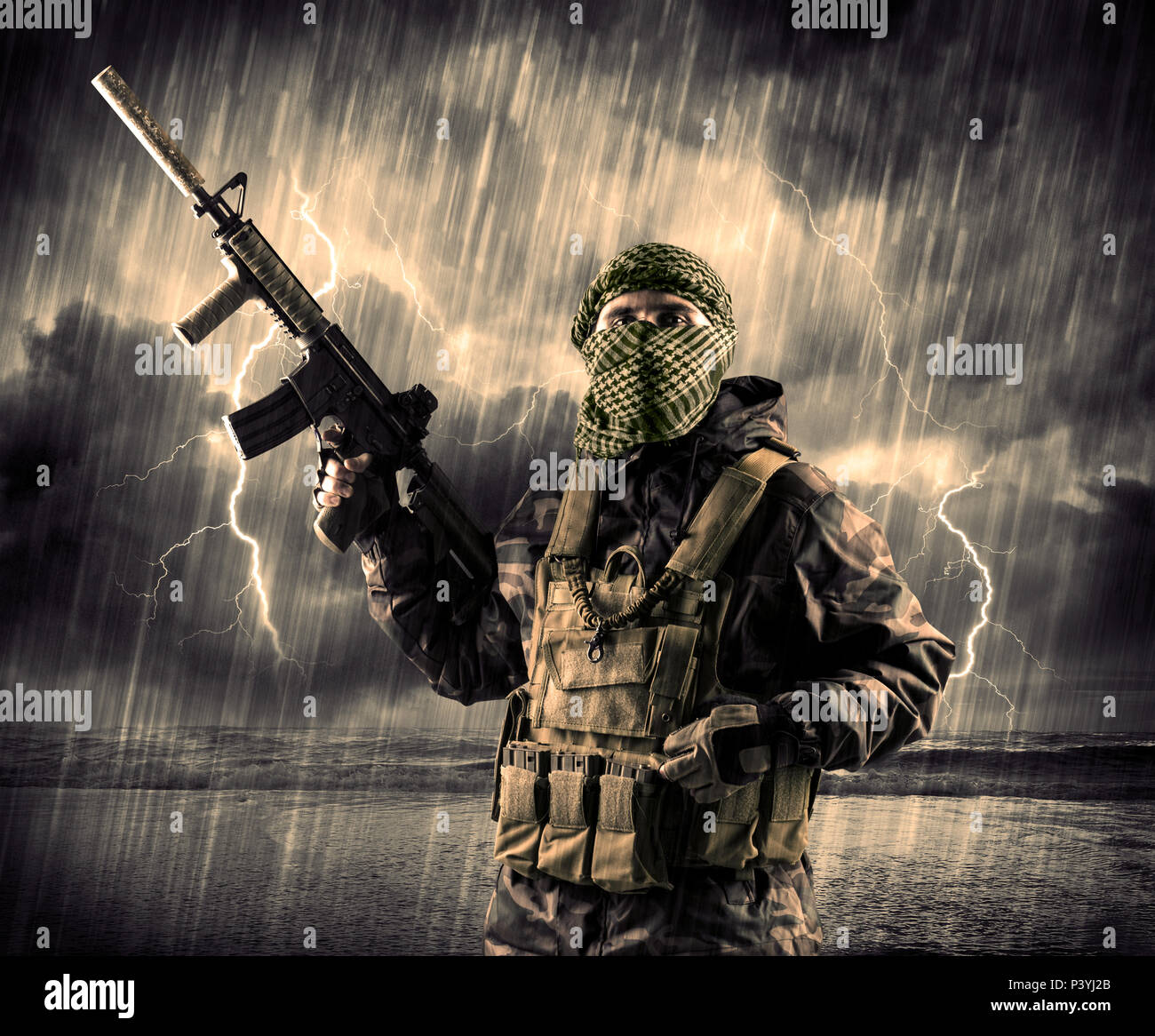 Porträt eines gefährlichen bewaffneten terroristischen mit Maske und Gewehr in ein Gewitter mit Blitz Stockfoto