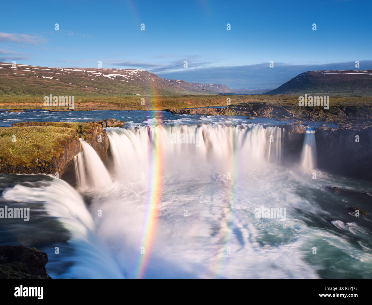 Godafoss Wasserfall Und Regenbogen Schonen Sommer Landschaft In Island Europa Welt Der Schonheit Stockfotografie Alamy