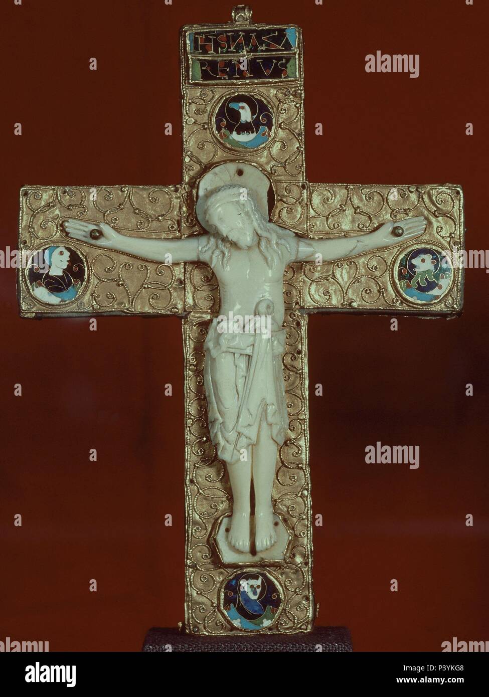 CRUCIFIJO DE ORO Y MARFIL ESTILO WINCHESTER EBORARIA OTONIANA 
