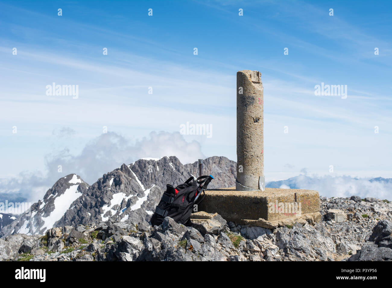 Penha Ubinha, Leon, Spanien - Juni, 2018: Penha Ubinha ist mit 2.417 m Höhe, einem der höchsten Berge der Kantabrischen Gebirge, und es ist auch, zusammen mit Picos Del Fontan, der höchste in der Ubinha massiv. Es liegt an der Grenze zwischen dem Fürstentum Asturien und der Provinz Leon entfernt. Stockfoto