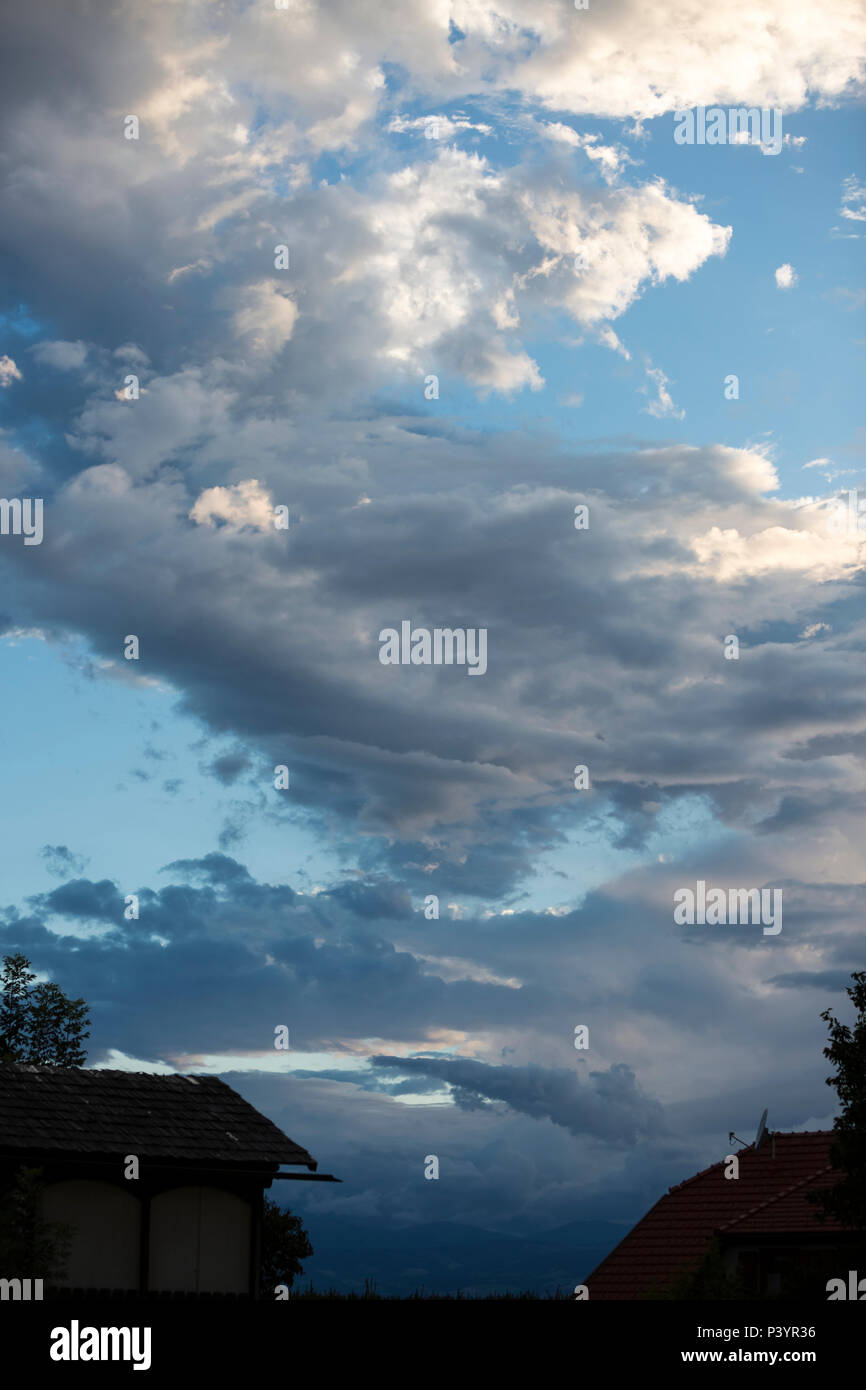 Dramatische Wolken am Himmel Stockfoto