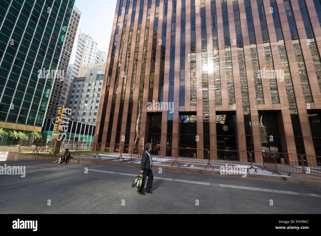 Fachada do Banco Safra Durante este Domingo (16), situado No Centro de São Paulo. Stockfoto