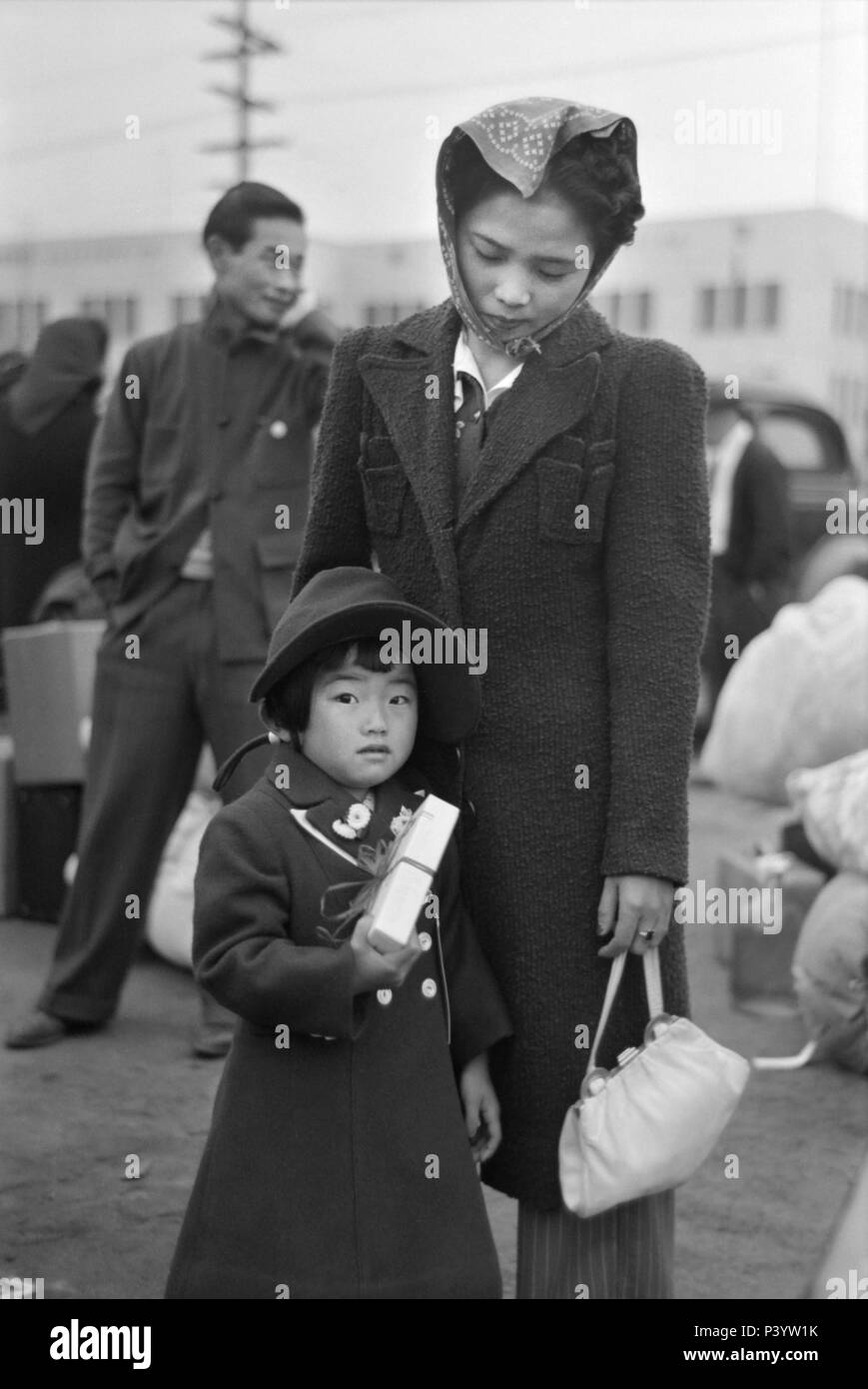 Japanisch-amerikanischen Mutter und Tochter Warten auf Zug Owens Valley während der Evakuierung der Japaner von der Westküste Gebiete unter U.S. Army War Emergency Order, Los Angeles, Kalifornien, USA, Russell Lee, Office of War Information, April 1942 Stockfoto