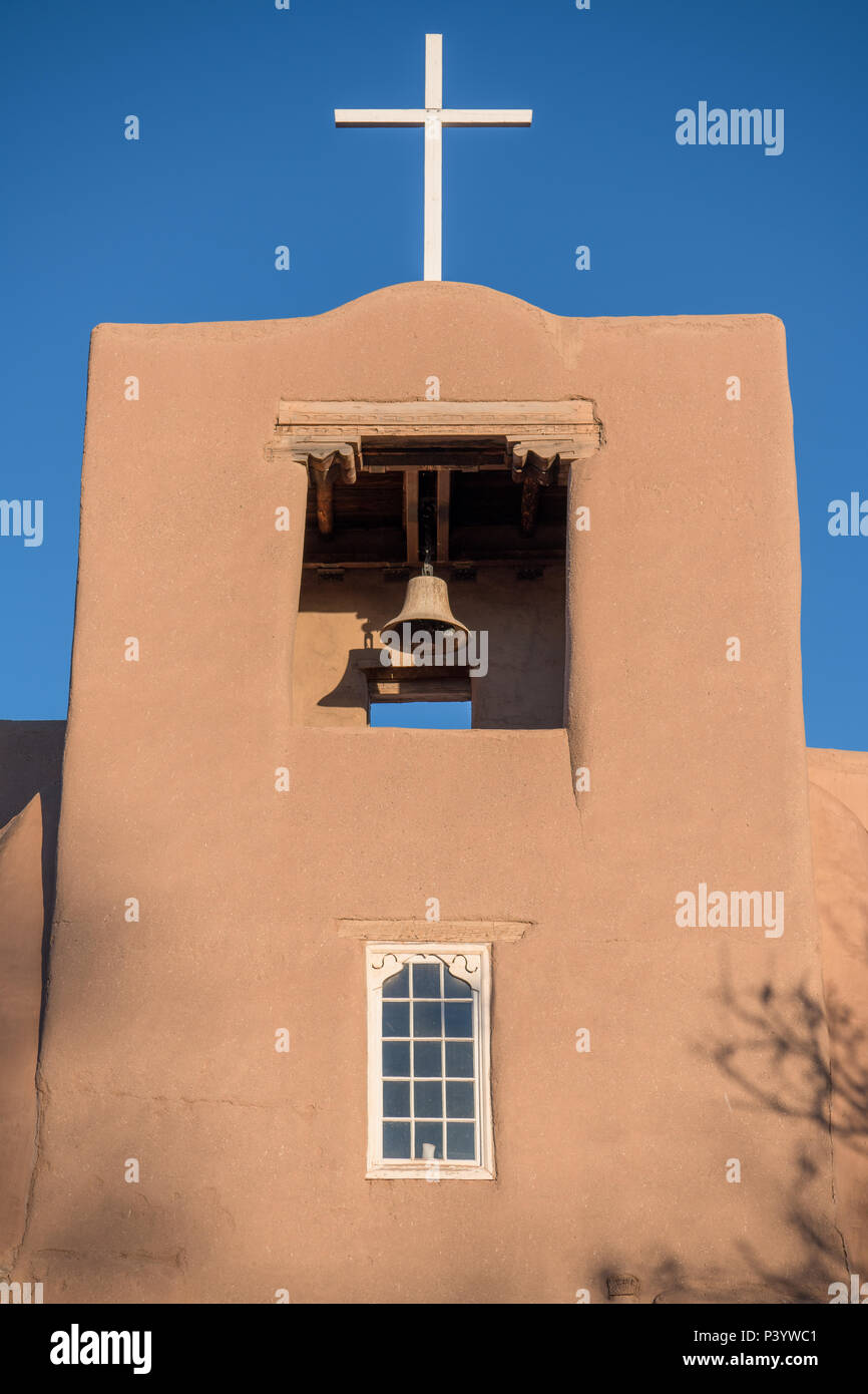 Glockenturm von San Miguel Kapelle, eine alte Adobe Spanischen mission Kirche in Santa Fe, New Mexico Stockfoto
