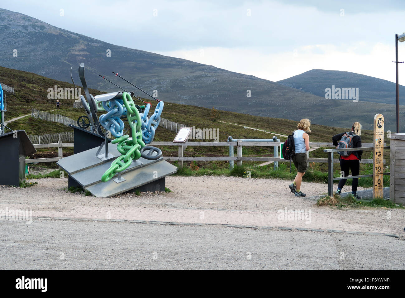 Wanderer bei snowsport Skulptur in Aviemore Skigebiet Cairngorms Stockfoto
