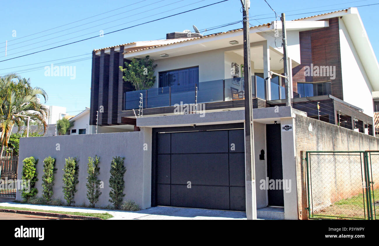 Fachada de Casa de Alto padrão em Campo Mourão, na Região Centro-Oeste do Paraná. Na Foto, Residência de Alto padrão em Bairro nobre de Campo Mourão. Stockfoto