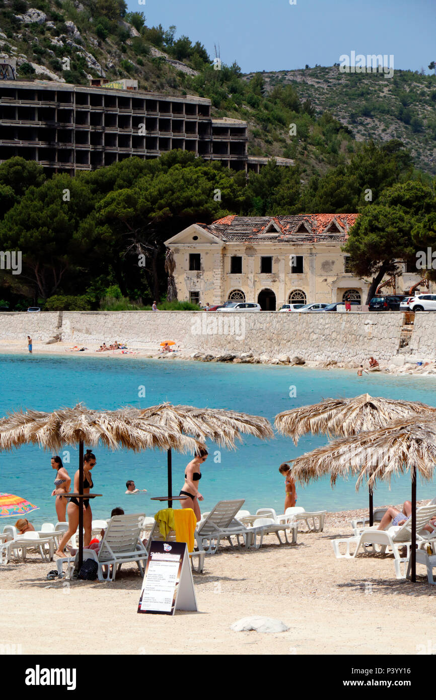 Ausgebombt und baufälligen Hotels im Resort von Kupari in der Nähe von Dubrovnik in Kroatien, die während der Balkan Konflikt 1991-1992 zerstört wurden Stockfoto