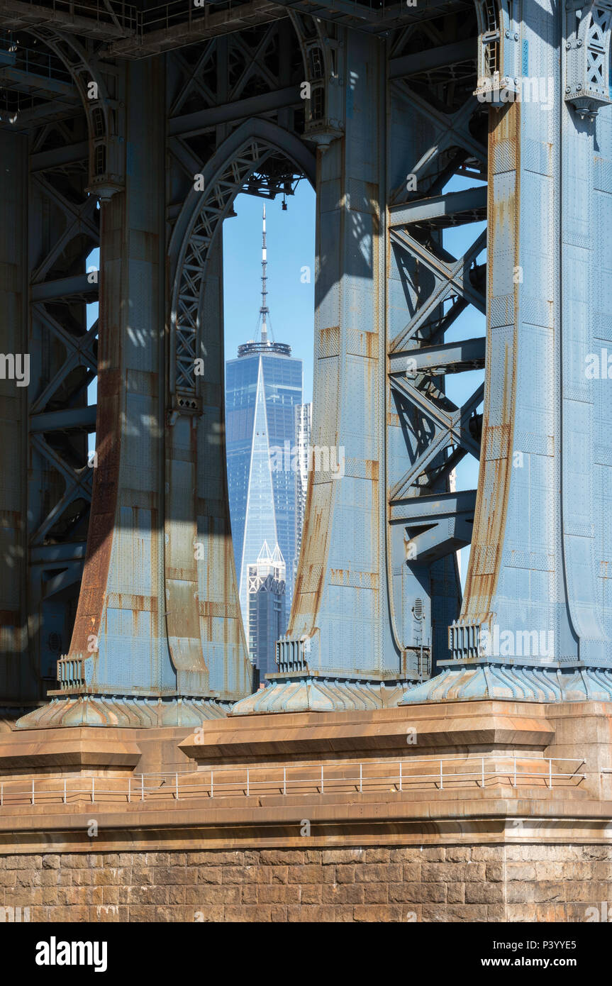 Blau lackiert Unterstützung Pier für die Manhattan Bridge über den East River zwischen Brooklyn und Manhattan, New York, USA Stockfoto