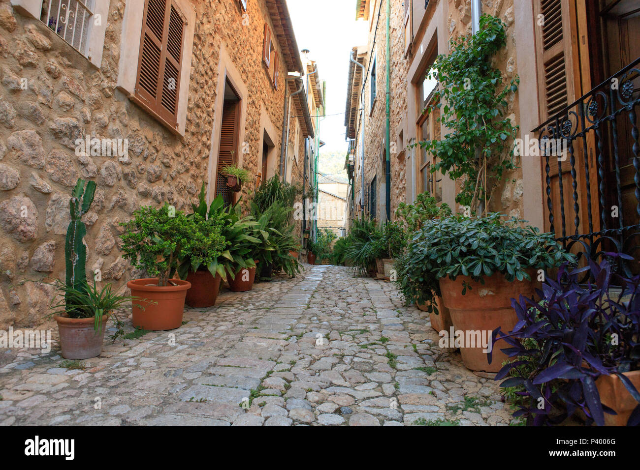 Alte Steine Gasse im Erdgeschoss Dorf Fornalutx, Mallorca, Balearen, Spanien, Europa Detail Stockfoto