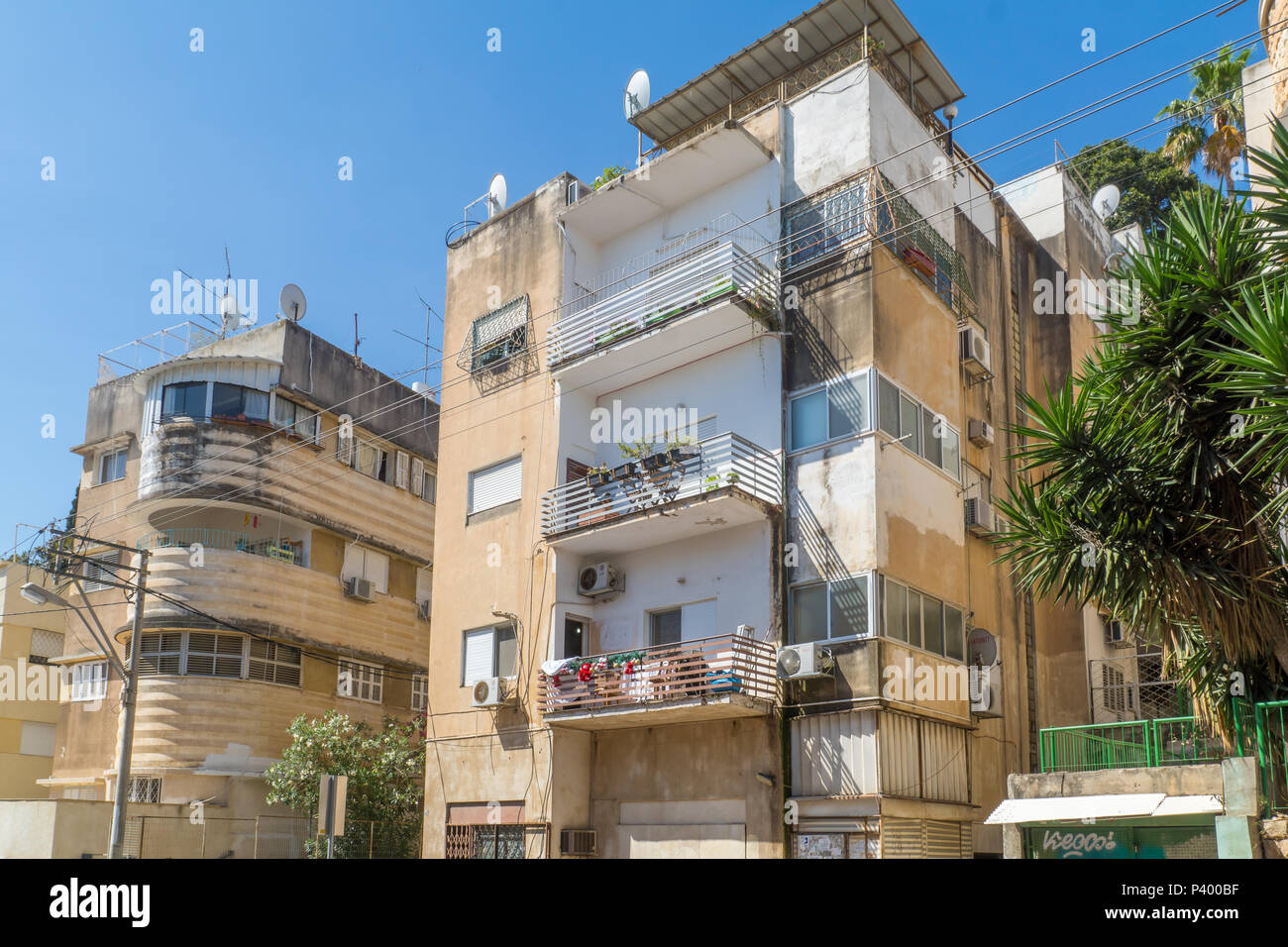 HAIFA, Israel - 09 Juni, 2018: Gebäude mit einer Mischung aus internationalen (Bauhaus) und Arabisch Stile, in Hadar HaCarmel Nachbarschaft, Haifa, Israel Stockfoto