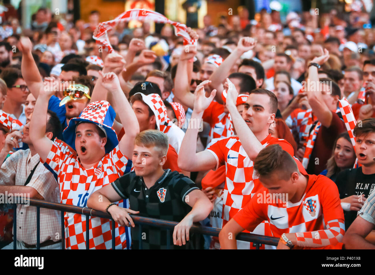 ZAGREB, KROATIEN - 16. Juni 2018: Die kroatische Fußball-Fans feiern Sieg in Kroatien Fußball-Team vs Nigeria mit dem Ergebnis von 2-0 auf der Fifa Fußball-Weltmeisterschaft Stockfoto
