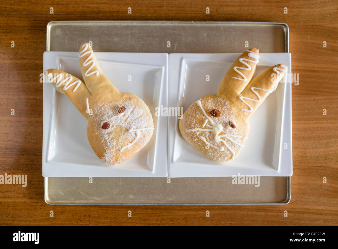 Zwei süße Osterhasen Kuchen auf Platten und Fach in einer Bäckerei Stockfoto