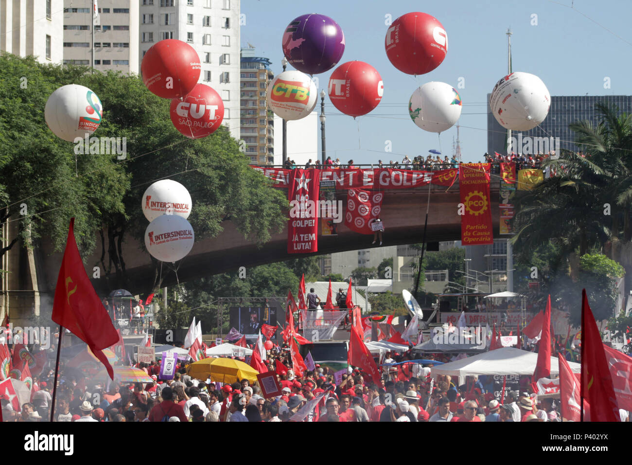 Manifestantes keine durante votação Amtsenthebungsverfahren tun da Presidente Dilma keine Vale do Anhangabaú, Centro da Cidade de São Paulo. Stockfoto