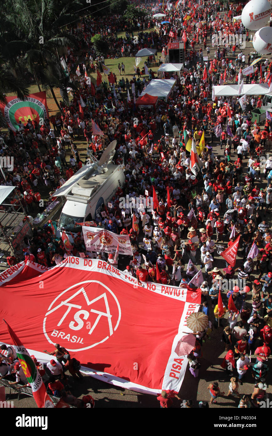 Manifestantes keine durante votação Amtsenthebungsverfahren tun da Presidente Dilma keine Vale do Anhangabaú, Centro da Cidade de São Paulo. Stockfoto