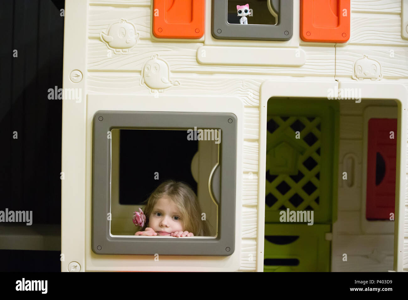 Belarus, die Stadt Gomel, am 28. Februar 2018. Entertainment Center in Gomel hypermarket. Kind in einem Haus. Ein 2-stöckiges Haus Witz aus Kunststoff Stockfoto