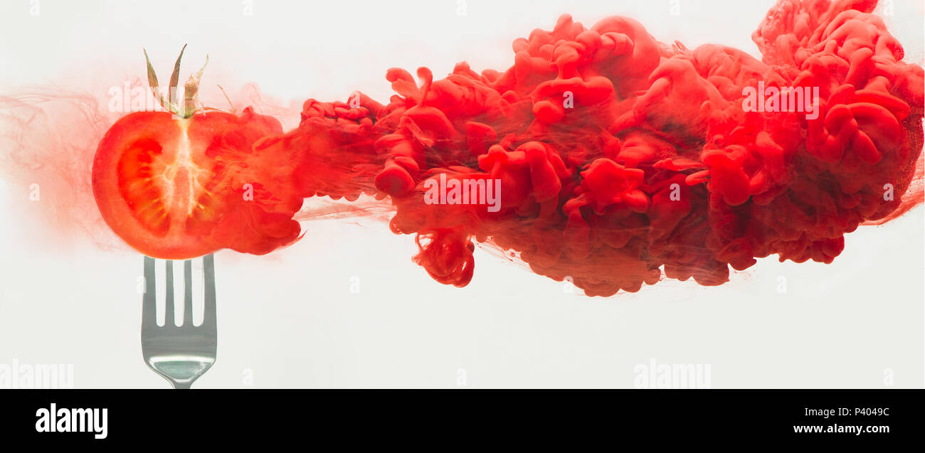 Frische Tomaten auf eine Gabel mit einer Wolke der Auflösung Farbe. Künstlerische Ernährung Konzept. Wissenschaft der Nahrung Action-fotografie Stockfoto