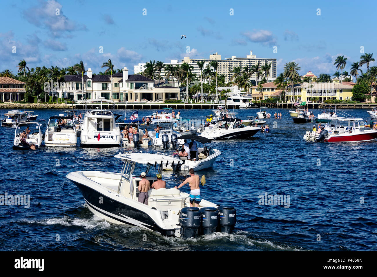 Ft. Lauderdale, Florida - 18. Februar 2018: Bootsbesitzer in einem beliebten Treffpunkt versammeln sich auf den Intercoastal Waterway in Ft. Lauderdale. Stockfoto