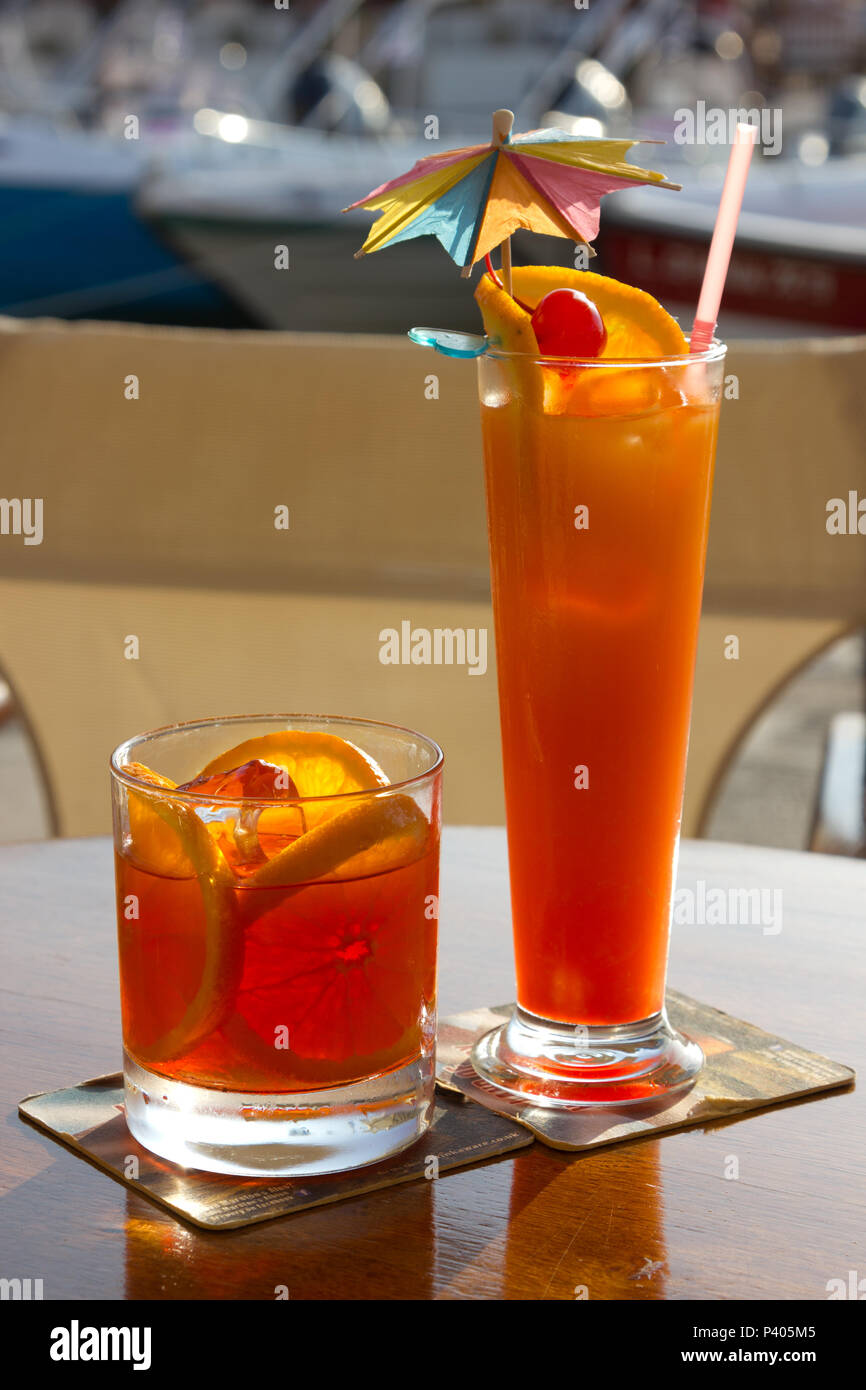 Negroni und Tequila Sunrise Cocktail in einer Hafenkneipe Stockfoto
