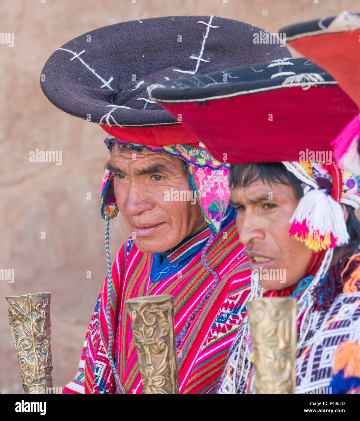 Zwei Bürgermeister (varayoc) beachten Sie die pre-Gottesdienst feiern in Pisac Peru Stockfoto