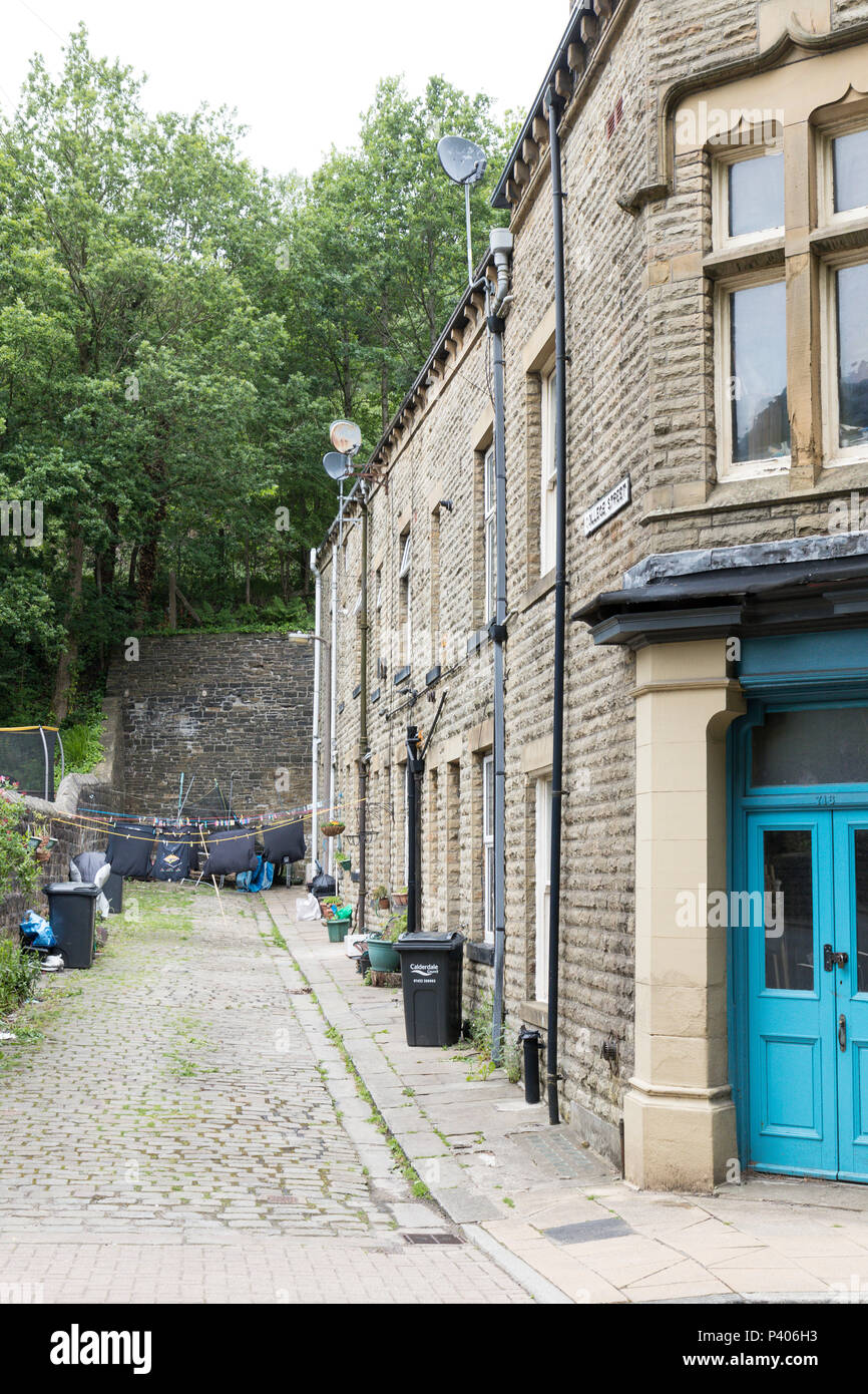 Traditionelle Reihenhäuser im Pennines, in der Nähe von Todmorden, West Yorkshire, England, Großbritannien Stockfoto