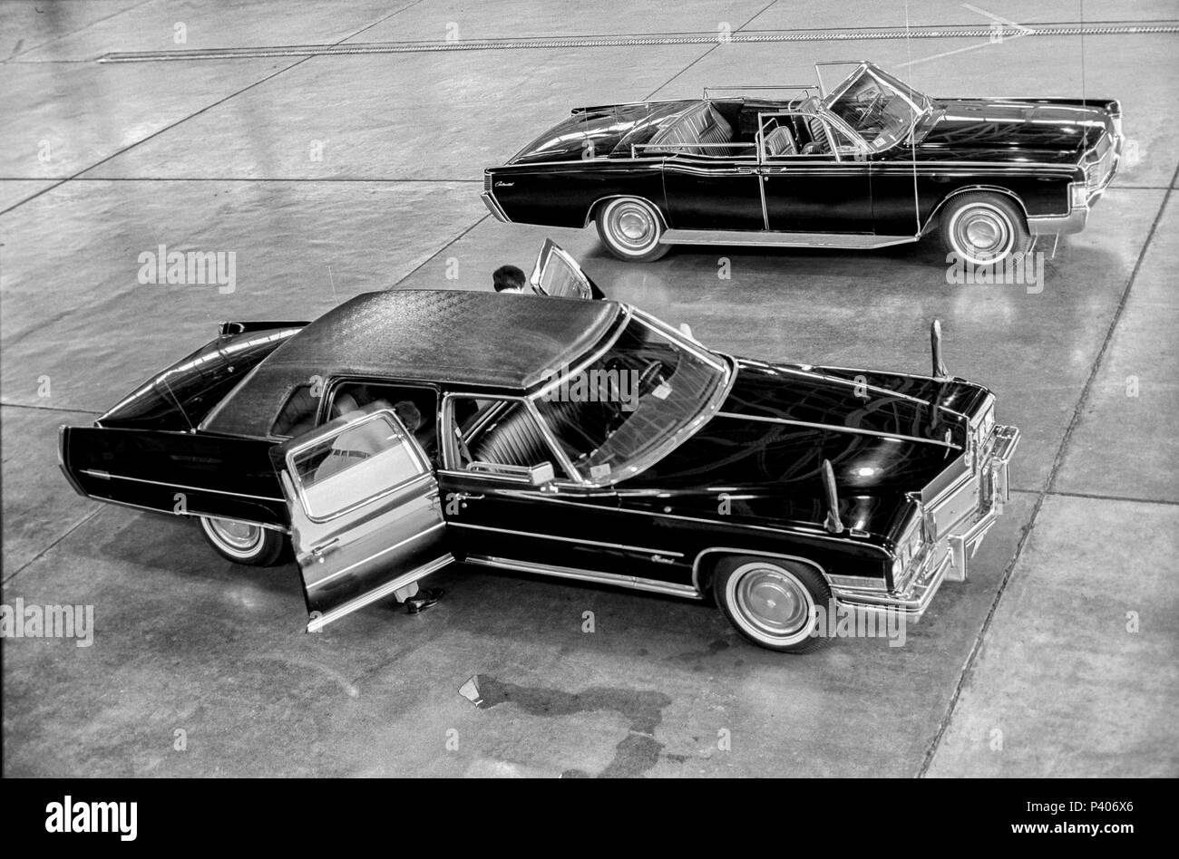 FORT SMITH, AR, USA - 10. August 1975 - Secret Service Agenten untersuchen die Cadillac Presidential limosine in einem sicheren militärischen Flugzeugaufhänger während Präsident Gerald R. Ford einen neuen Vietnamesischen Flüchtlingslager am Fort Chaffee, AR Touren. Stockfoto