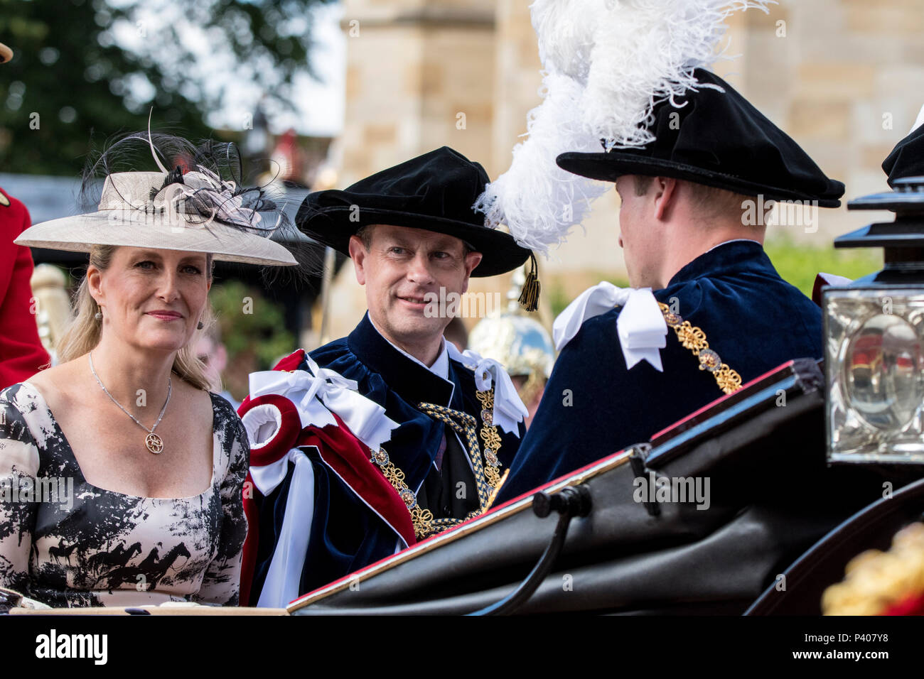 Schloss Windsor, Großbritannien. 18. Juni 2018 - Ihre Königliche Hoheit Sophie Gräfin von Wessex fährt die Reihenfolge der Strumpfband Zeremonie auf dem Gelände des Windsor Castle, Großbritannien. Sie begleitete seine Königliche Hoheit, Prinz William und die anderen Mitglieder der Königlichen Familie in einer Kutsche. Ihre Majestät die Königin brach mit der Tradition und mit dem Auto angekommen. Credit: Benjamin Wareing/Alamy leben Nachrichten Stockfoto