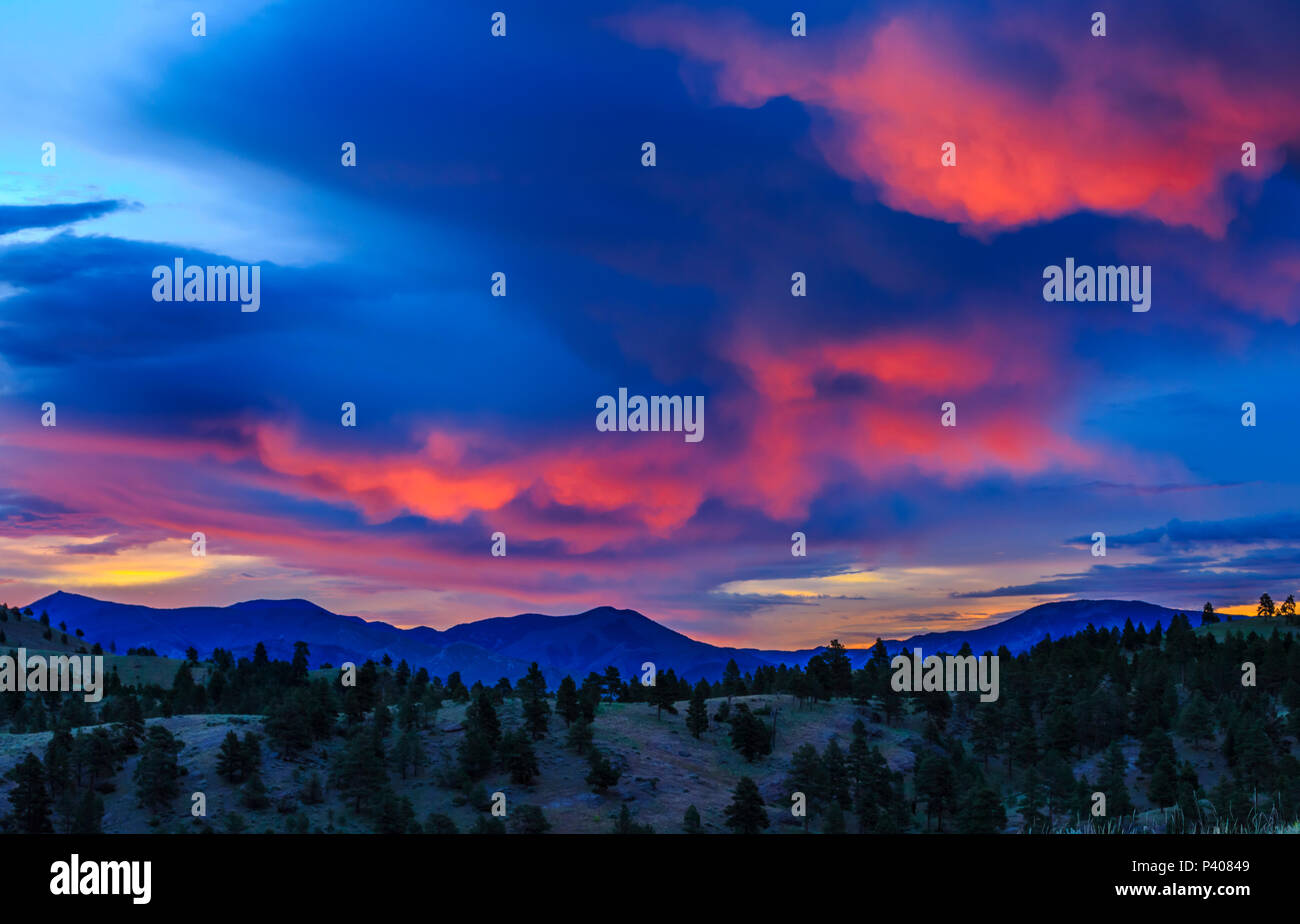 Sonnenaufgang über den Großen Belt Berge in der Nähe von Helena, Montana Stockfoto