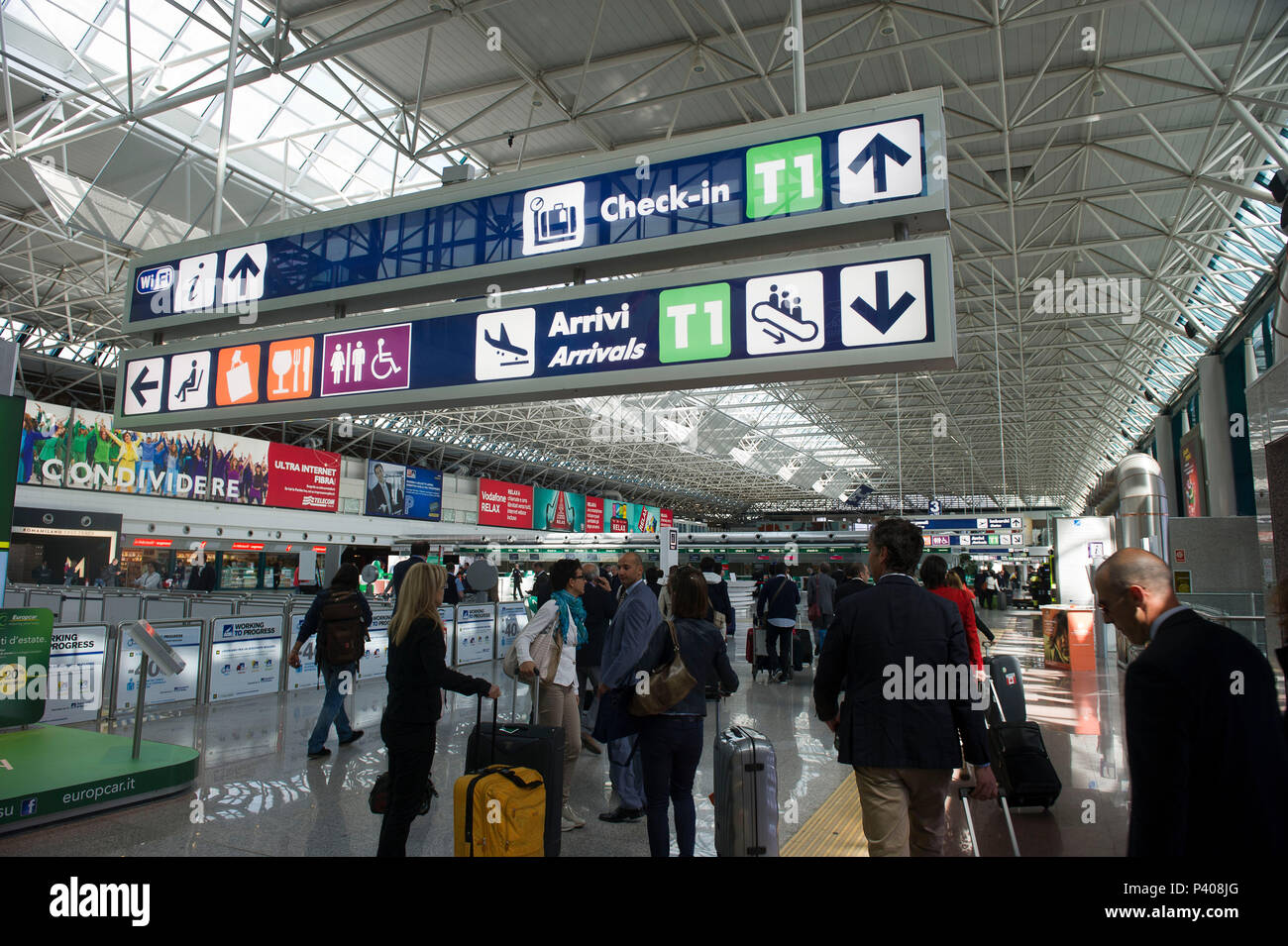 Italien Europa Rom Fiumicino Flughafen Leonardo Da Vinci Menschen Auf Der Durchreise Im Flughafen Stockfotografie Alamy