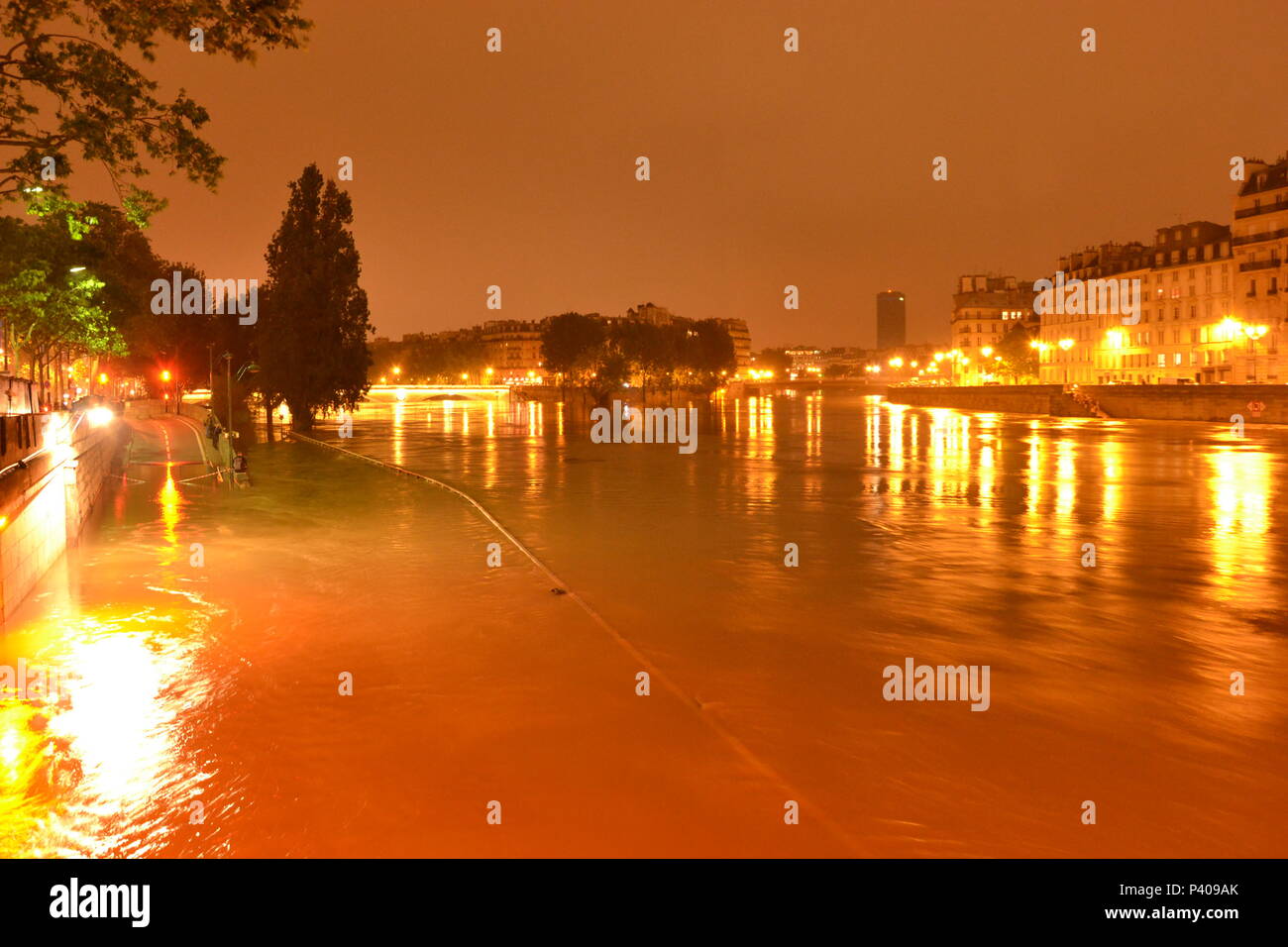 Les Grandes crus à Paris - Les Quais de Seine ne sind plus accessibles: l'eau est Montée. Du Trocadéro à Bercy, en passant par la Bibliothèque François Mitterrand, des Quais Mauriac à l'Ile Saint Louis, un Paysage jamais vu en février 2018 et 2016 Stockfoto